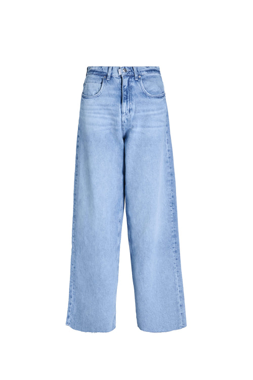 Hellblaue Jeans in der Frontansicht mit Five-Pocket-Design und offenem Beinsaum.