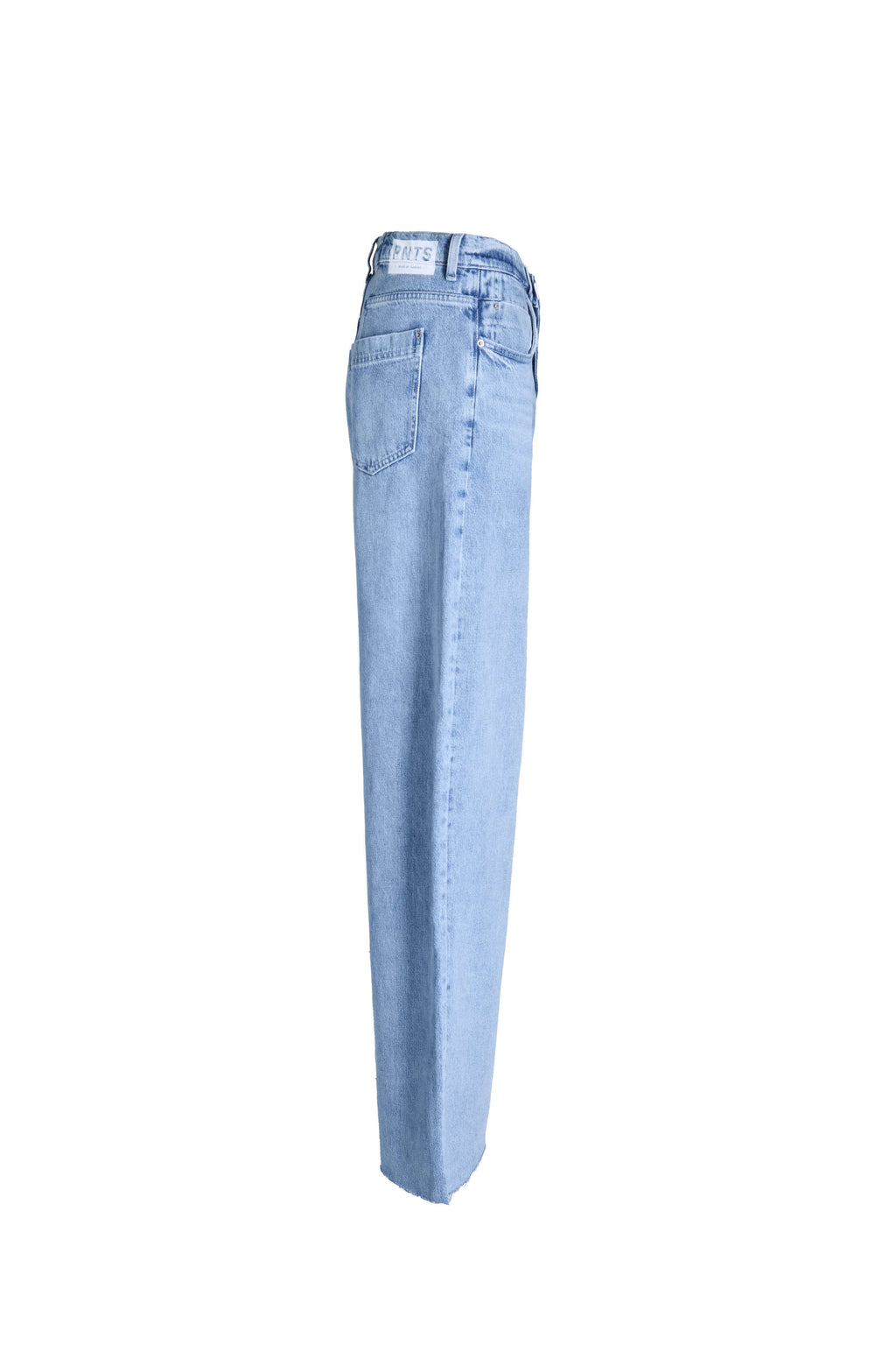 Hellblaue Jeans in der Seitenansicht mit weißem Logo-Patch am Bund