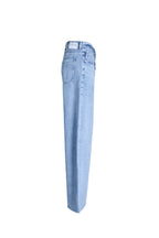 Hellblaue Jeans in der Seitenansicht mit weißem Logo-Patch am Bund