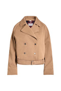 Vorderansicht einer beigen, zweireihigen Jacke mit breitem Revers und Gürtel am Saum.