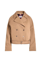 Vorderansicht einer beigen, zweireihigen Jacke mit breitem Revers und Gürtel am Saum.