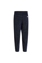 Rückansicht einer dunkelblauen Cordhose mit zwei aufgesetzten Taschen und Falten am Beinsaum.