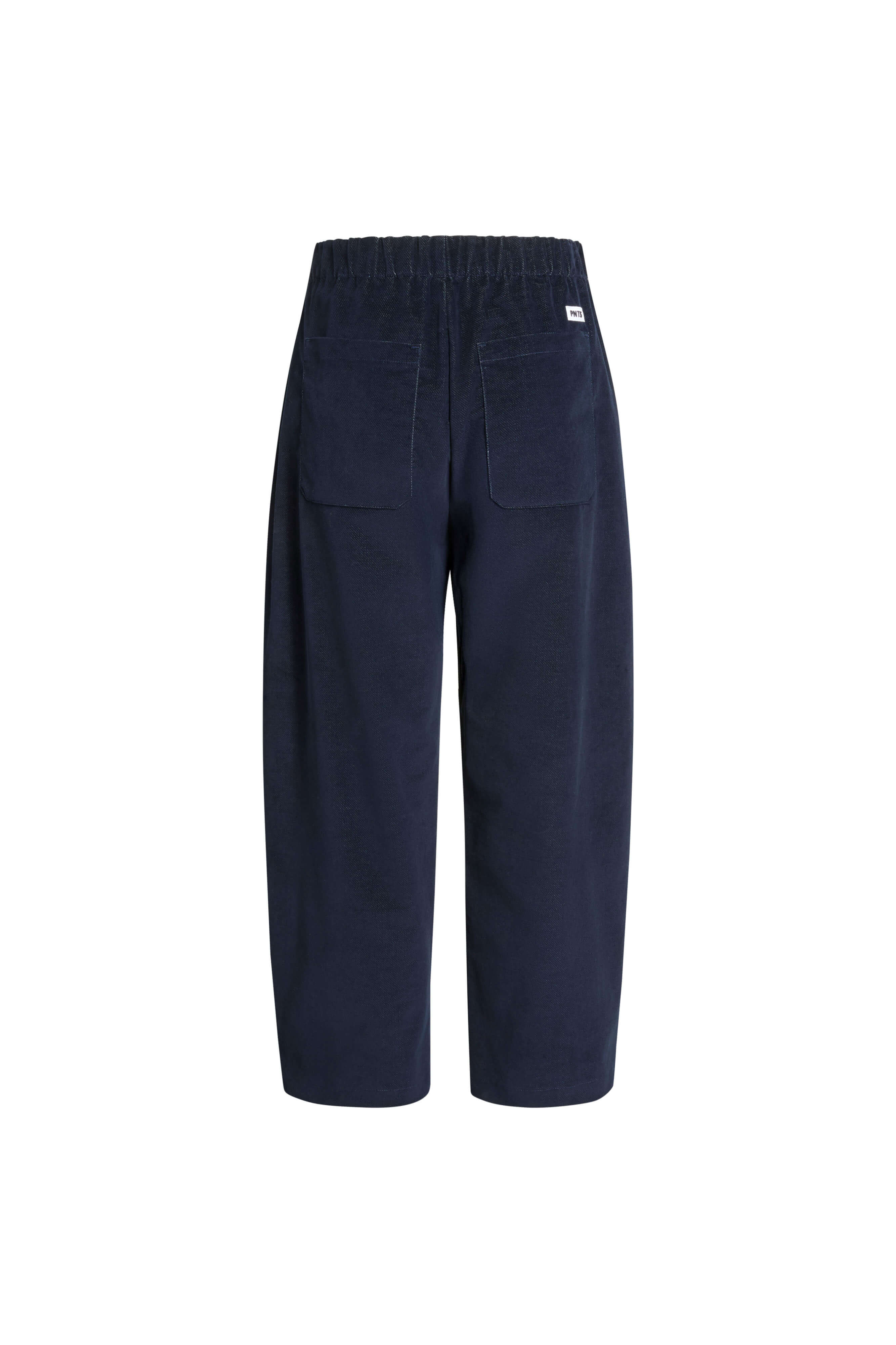 Rückansicht einer dunkelblauen Hose mit elastischem Bund, großen aufgesetzten Taschen und weißem Label-Patch.