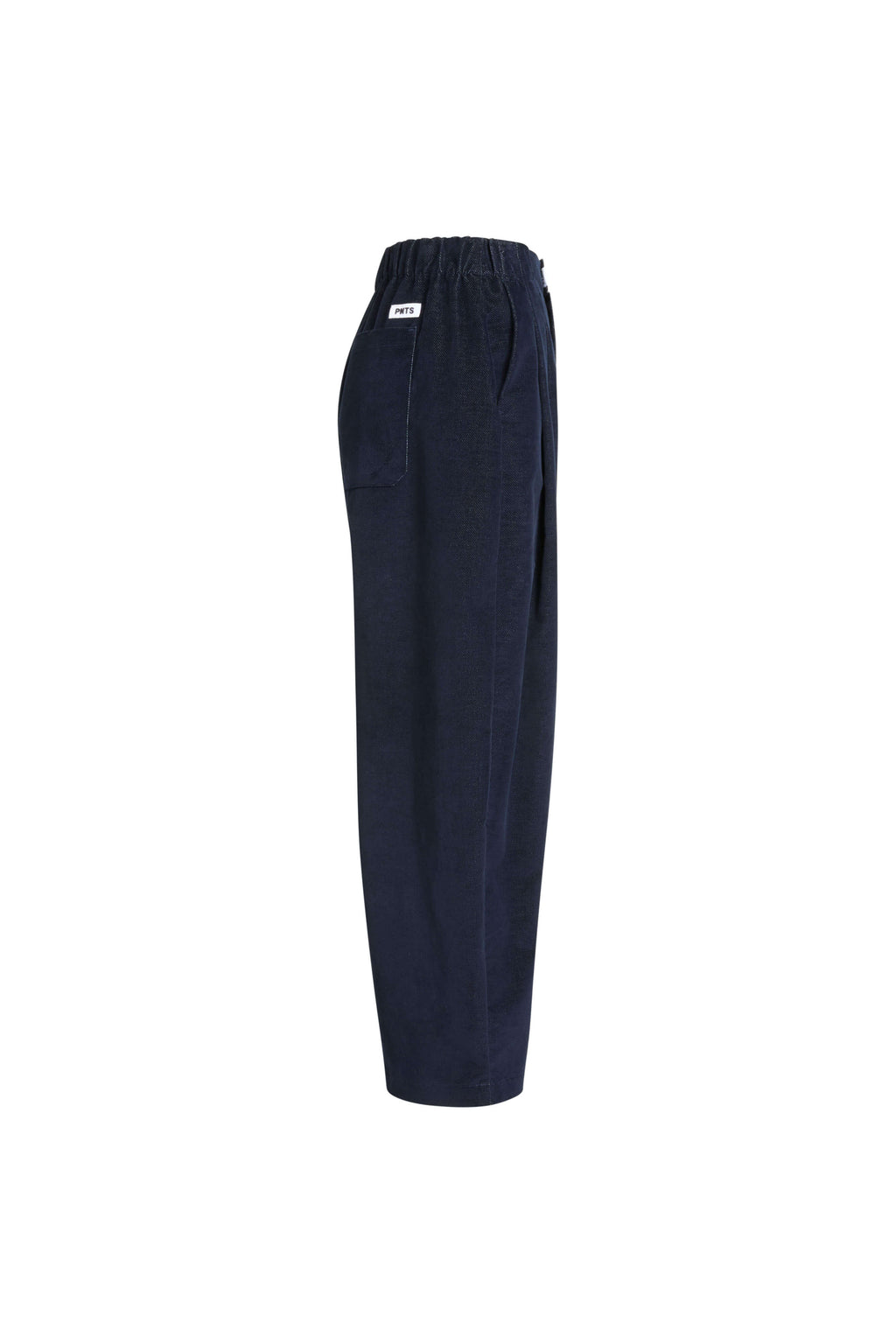 Seitenansicht einer dunkelblauen Hose mit elastischem Bund und weißem Label-Patch an der Gesäßtasche.