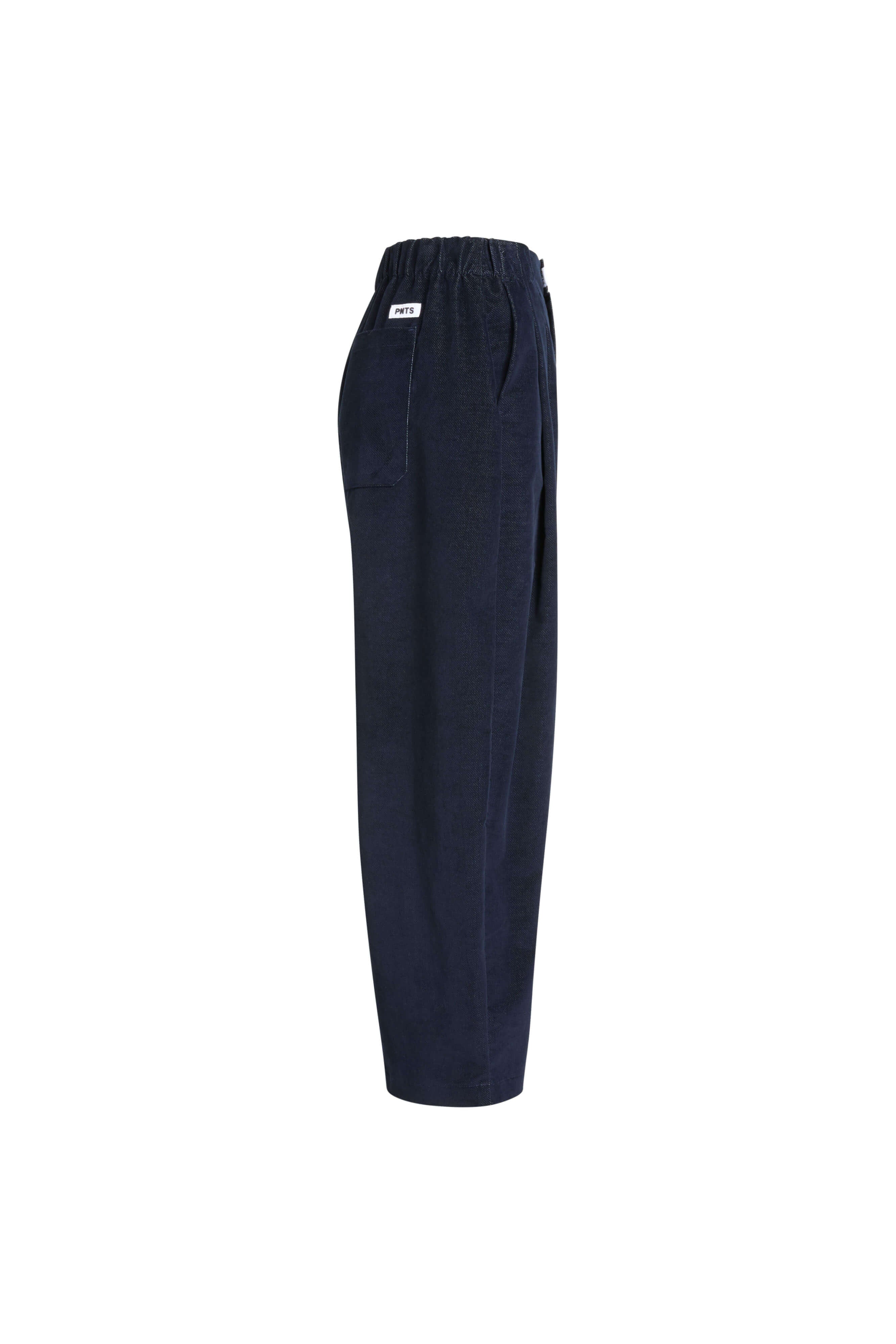 Seitenansicht einer dunkelblauen Hose mit elastischem Bund und weißem Label-Patch an der Gesäßtasche.