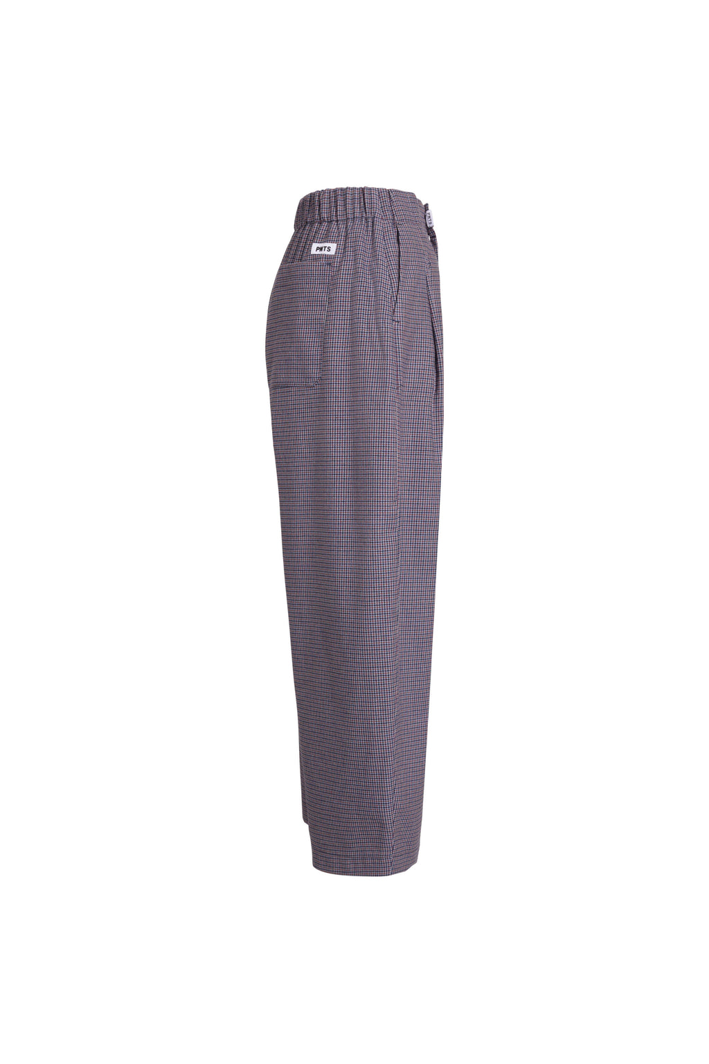 Seitenansicht einer fein karierten Hose mit weißem Label-Patch am Bund.