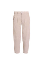 Vorderansicht einer beigen Cordhose mit Bundfalten.