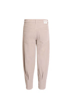 Rückansicht einer beigen Hose mit zwei aufgesetzten Taschen und Falten am Beinsaum.