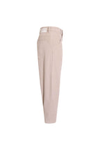 Seitenansicht einer beigen Cordhose mit seitlicher Eingrifftasche.