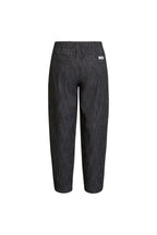 Rückansicht einer dunkelgrauen Hose mit Paspeltaschen, elastischem Bund und weißem Label-Patch.