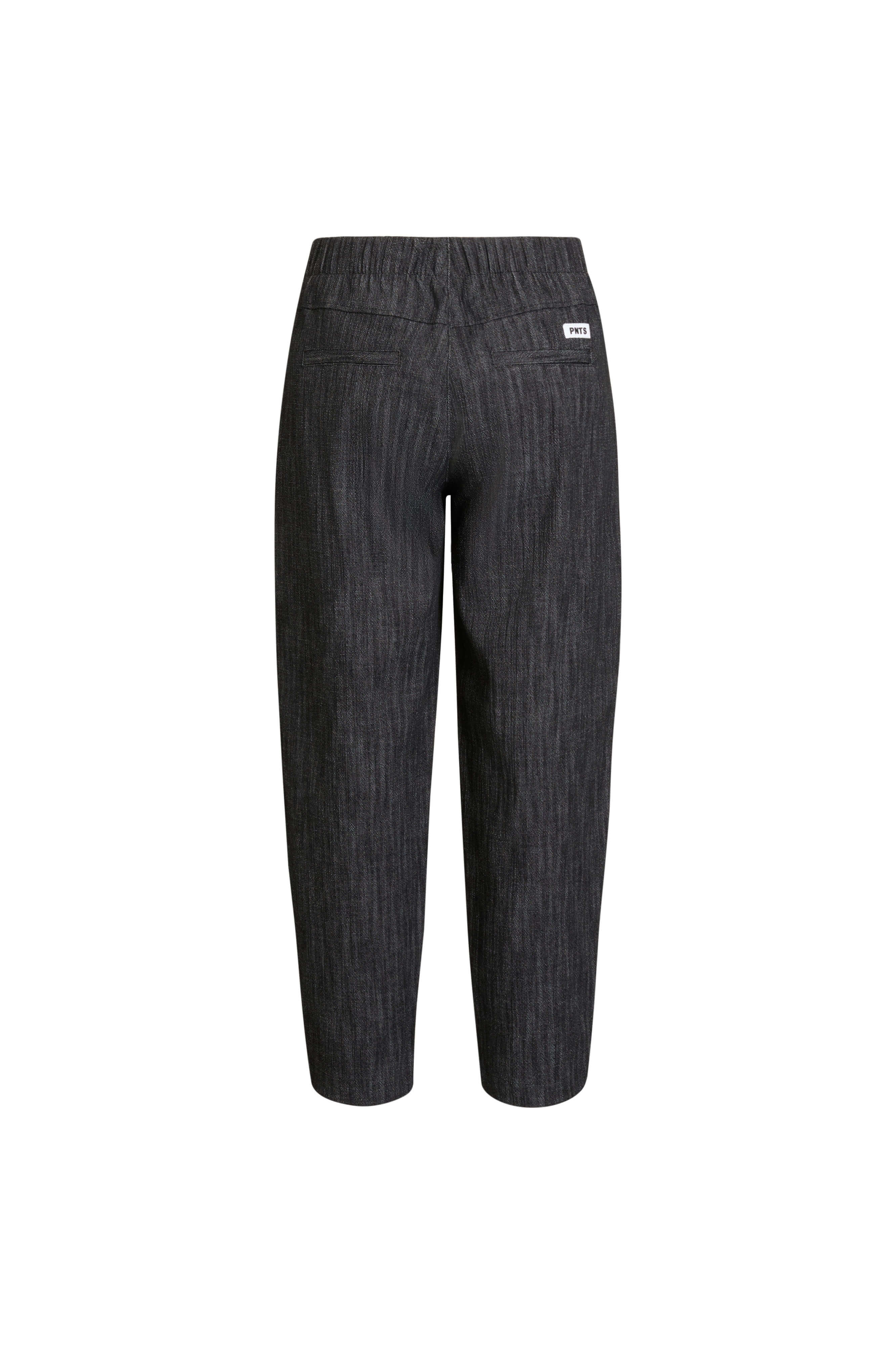 Rückansicht einer dunkelgrauen Hose mit Paspeltaschen, elastischem Bund und weißem Label-Patch.