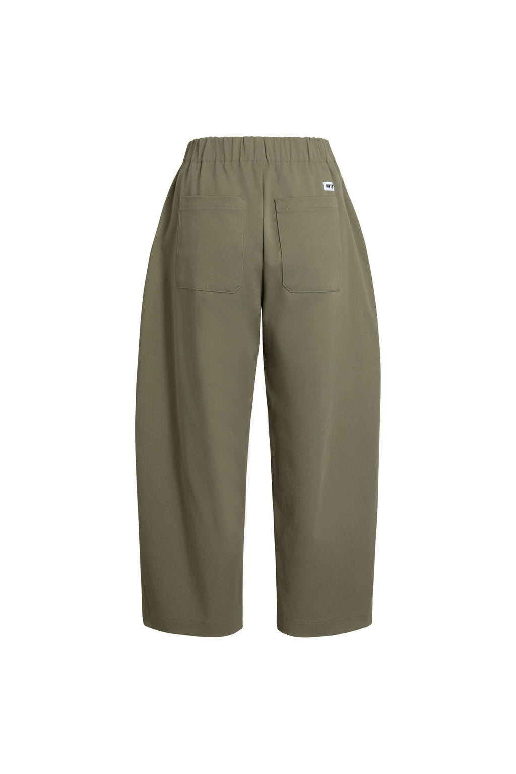 Rückansicht einer olivgrünen Hose mit elastischem Bund, großen aufgesetzten Taschen und weißem Label-Patch.