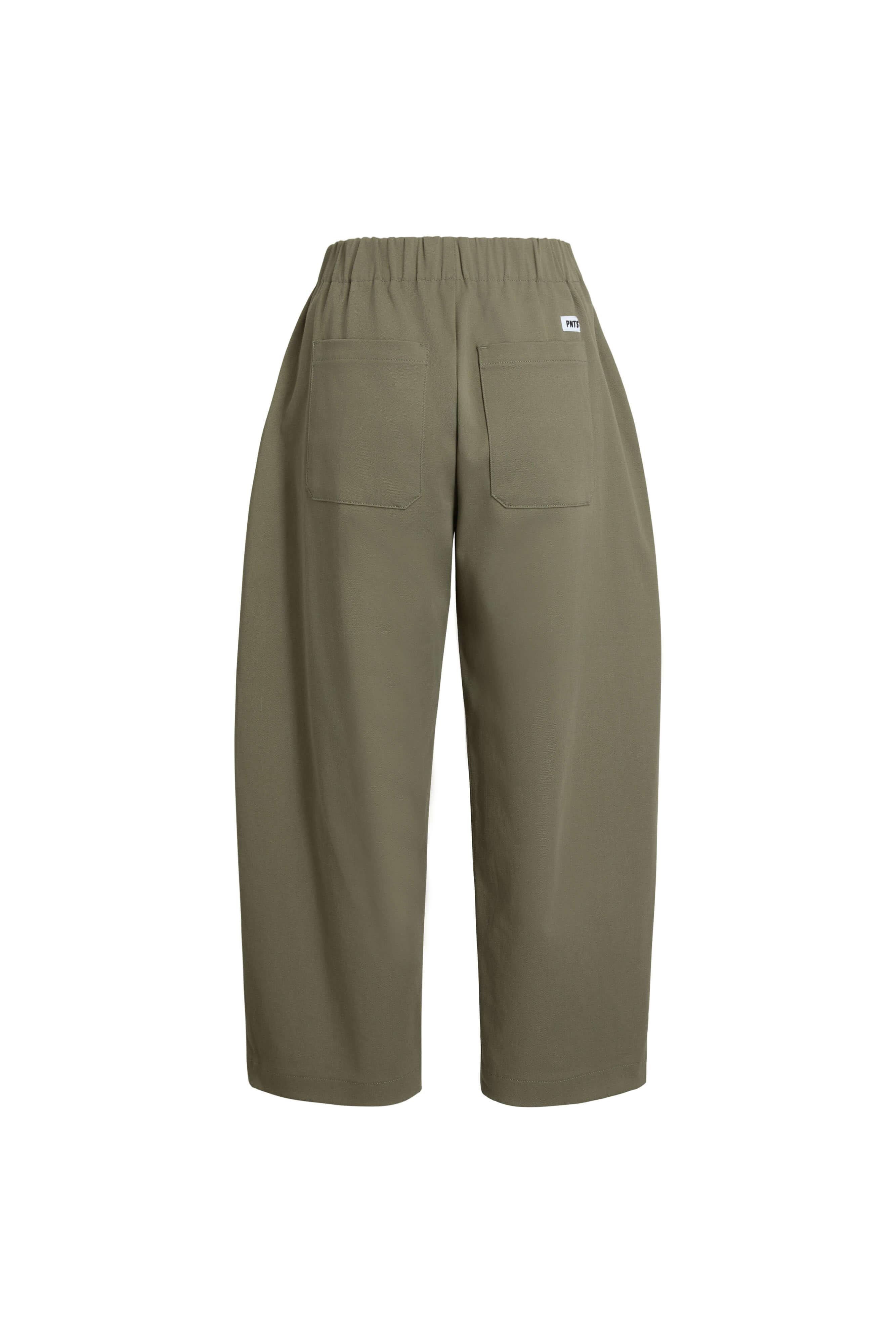 Rückansicht einer olivgrünen Hose mit elastischem Bund, großen aufgesetzten Taschen und weißem Label-Patch.