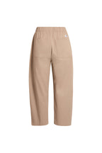 Rückansicht einer beigen Hose mit elastischem Bund, großen aufgesetzten Taschen und weißem Label-Patch.