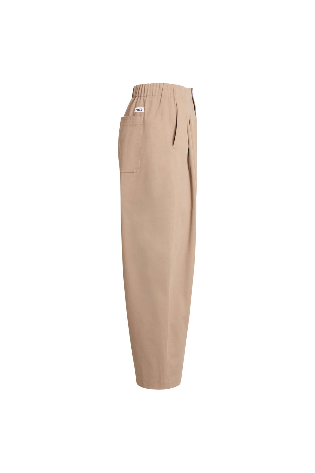 Seitenansicht einer beigen Hose mit weißem Label-Patch an der Gesäßtasche.