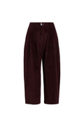 Vorderansicht einer dunkelroten Cordhose mit Bundfalten.