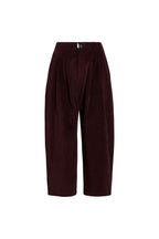 Vorderansicht einer dunkelroten Cordhose mit Bundfalten.