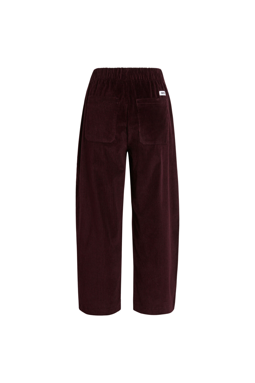 Rückansicht einer dunkelroten Cordhose mit elastischem Bund, aufgesetzten Taschen und weißem Label-Patch.