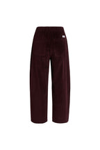 Rückansicht einer dunkelroten Cordhose mit elastischem Bund, aufgesetzten Taschen und weißem Label-Patch.