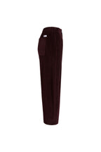 Seitenansicht einer dunkelroten Cordhose mit weißem Label-Patch am Bund.