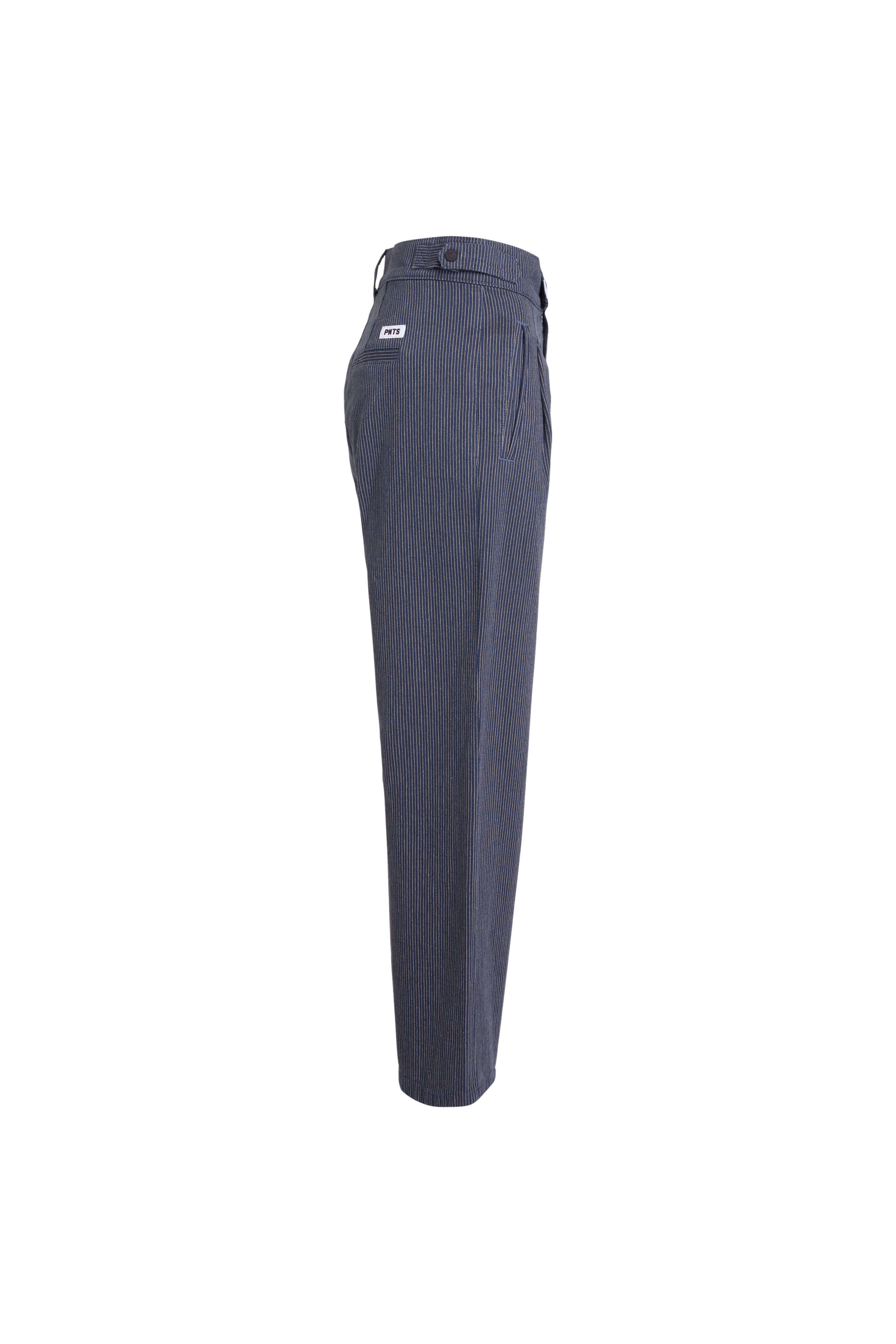 Seitenansicht einer dunkelblau-weiß fein gestreiften Hose mit weißem Label-Patch am Bund.