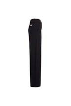Seitenansicht einer schwarzen Hose mit weitem Bein und seitlicher Eingrifftasche.
