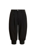 Schwarze Hose mit Bündchen, Vorderansicht.