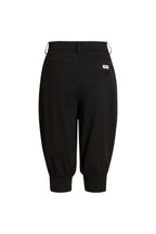 Schwarze Hose mit Bündchen, Rückansicht.