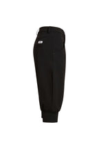Schwarze Hose mit Bündchen, Seitenansicht.