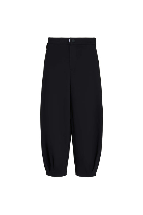 Schwarze Hose im Balloon-Schnitt mit weitem Bein und Falten am Beinsaum.