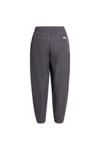 Rückansicht einer dunkelgrauen melierten Hose mit Paspeltaschen, elastischem Bund und weißem Label-Patch.