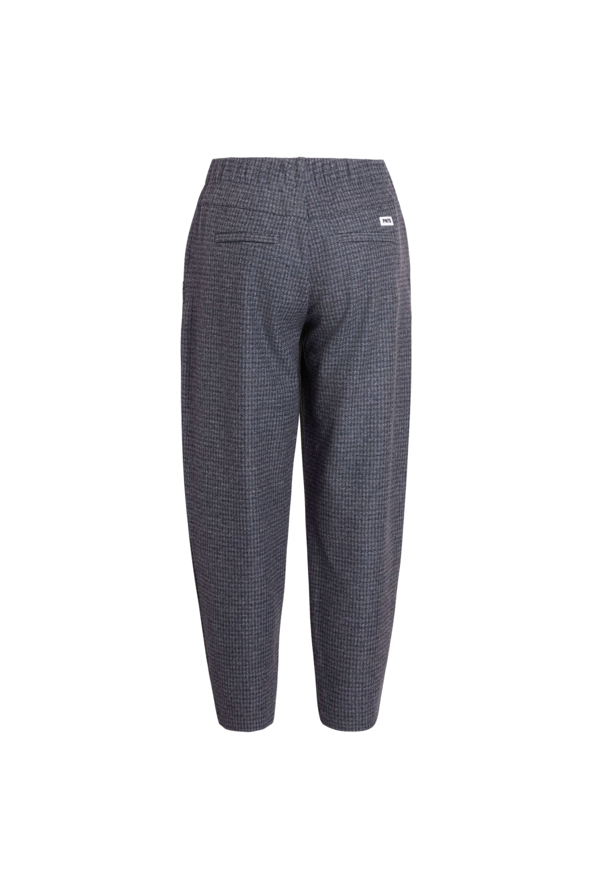 Rückansicht einer dunkelblau gemusterten Hose mit Paspeltaschen, elastischem Bund und weißem Label-Patch.