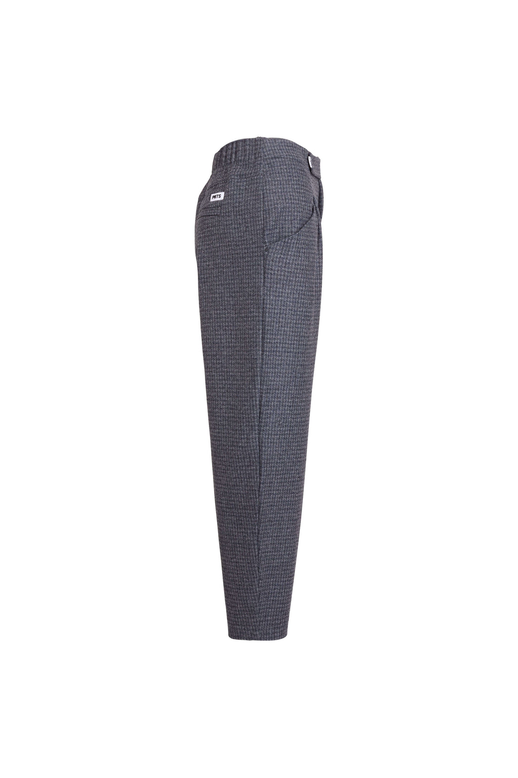 Seitenansicht einer dunkelblau gemusterten Hose mit elastischem Bund und weißem Label-Patch am Bund.