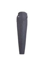 Seitenansicht einer dunkelblau gemusterten Hose mit elastischem Bund und weißem Label-Patch am Bund.
