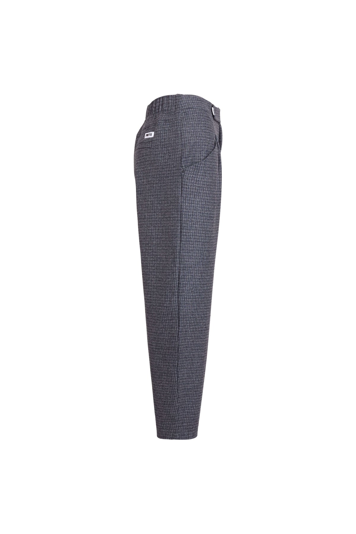 Seitenansicht einer dunkelblau gemusterten Hose mit elastischem Bund und weißem Label-Patch am Bund.