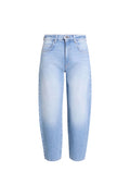 Vorderansicht einer weit geschnittenen Jeans in hellblauer Waschung.