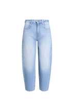 Vorderansicht einer weit geschnittenen Jeans in hellblauer Waschung.
