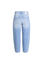 Rückansicht einer weit geschnittenen Jeans in hellblauer Waschung mit weißem Label-Patch.