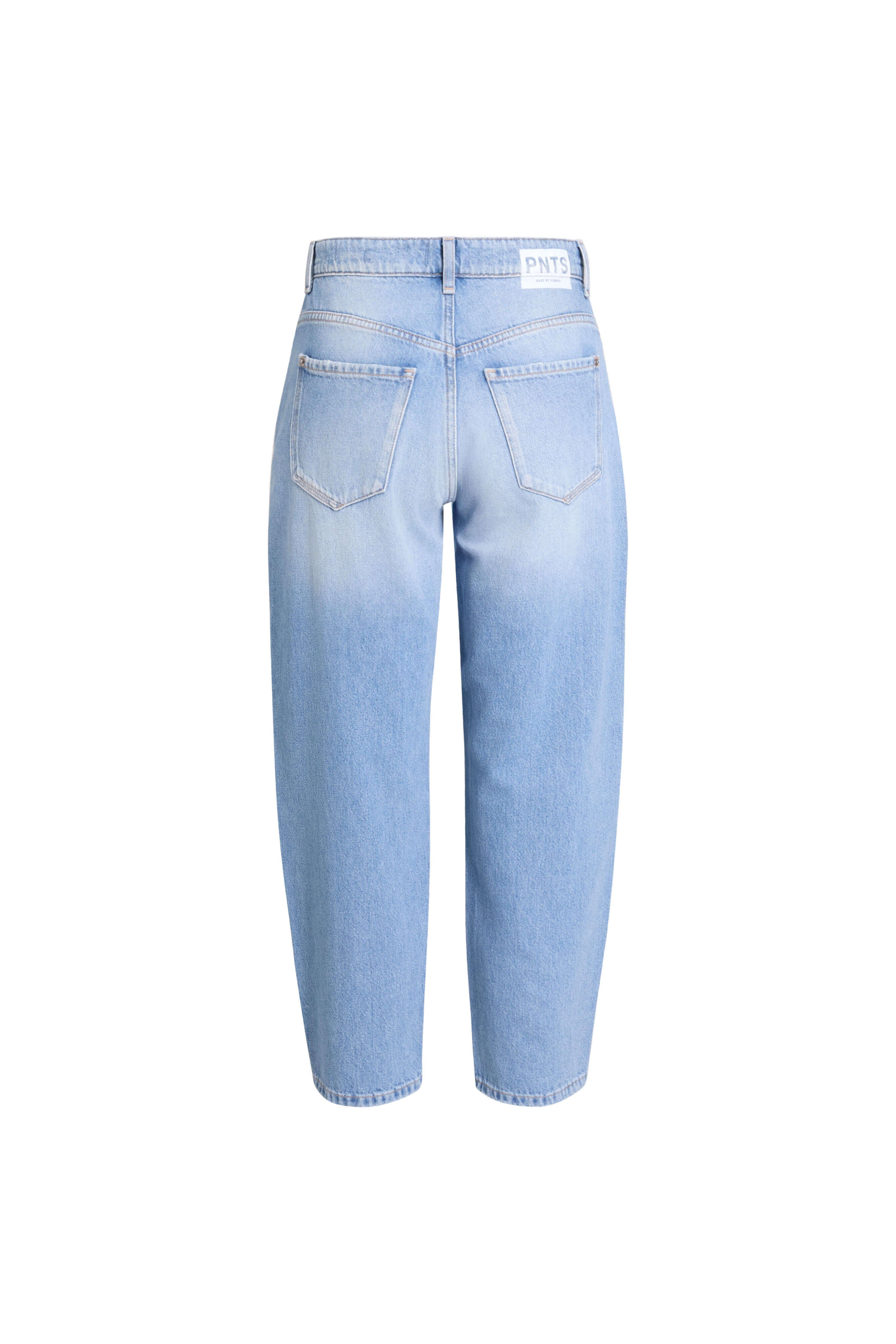 Rückansicht einer weit geschnittenen Jeans in hellblauer Waschung mit weißem Label-Patch.