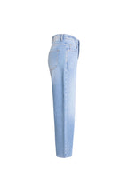 Seitenansicht einer weit geschnittenen Jeans in hellblauer Waschung mit weißem Label-Patch am Bund.