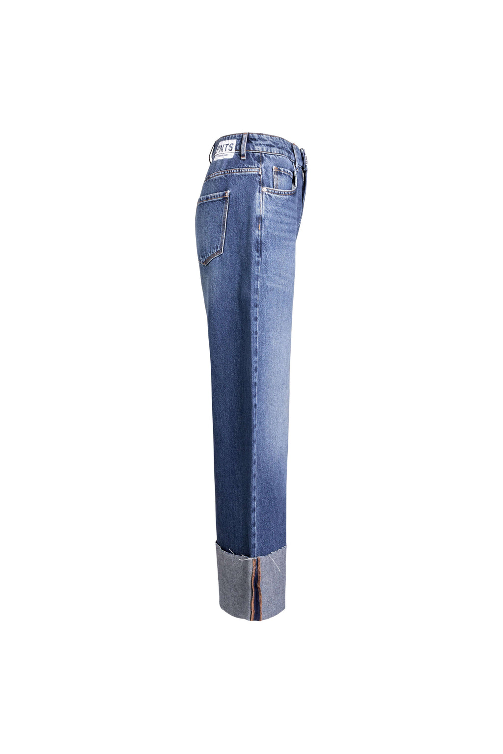 Seitenansicht einer mittelblauen Jeans mit weitem Bein, breitem Aufschlag und weißem Label-Patch am Bund.