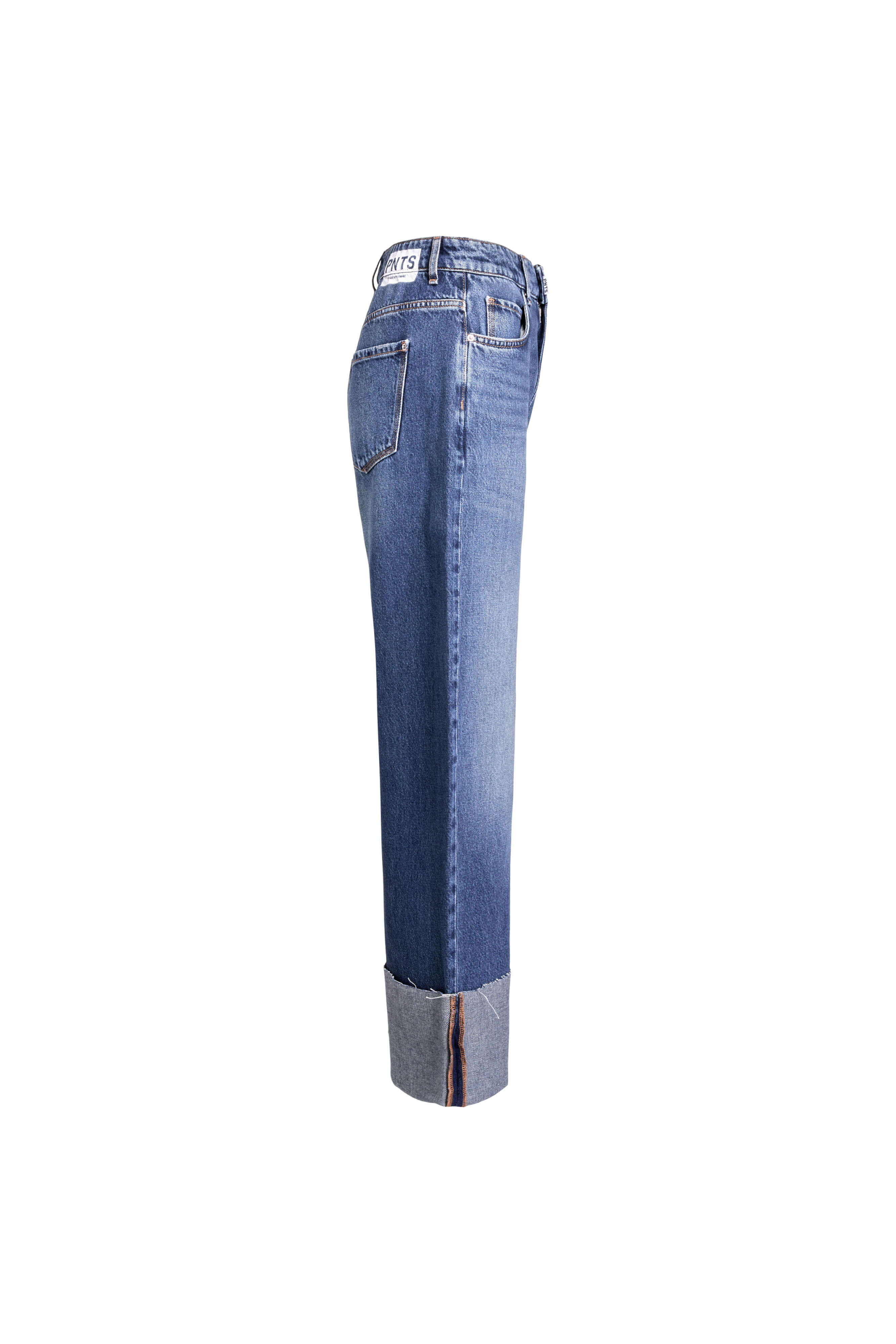 Seitenansicht einer mittelblauen Jeans mit weitem Bein, breitem Aufschlag und weißem Label-Patch am Bund.