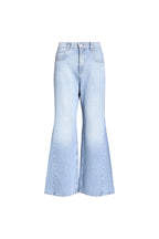 Vorderansicht einer hellblauen Wide-Leg-Jeans.