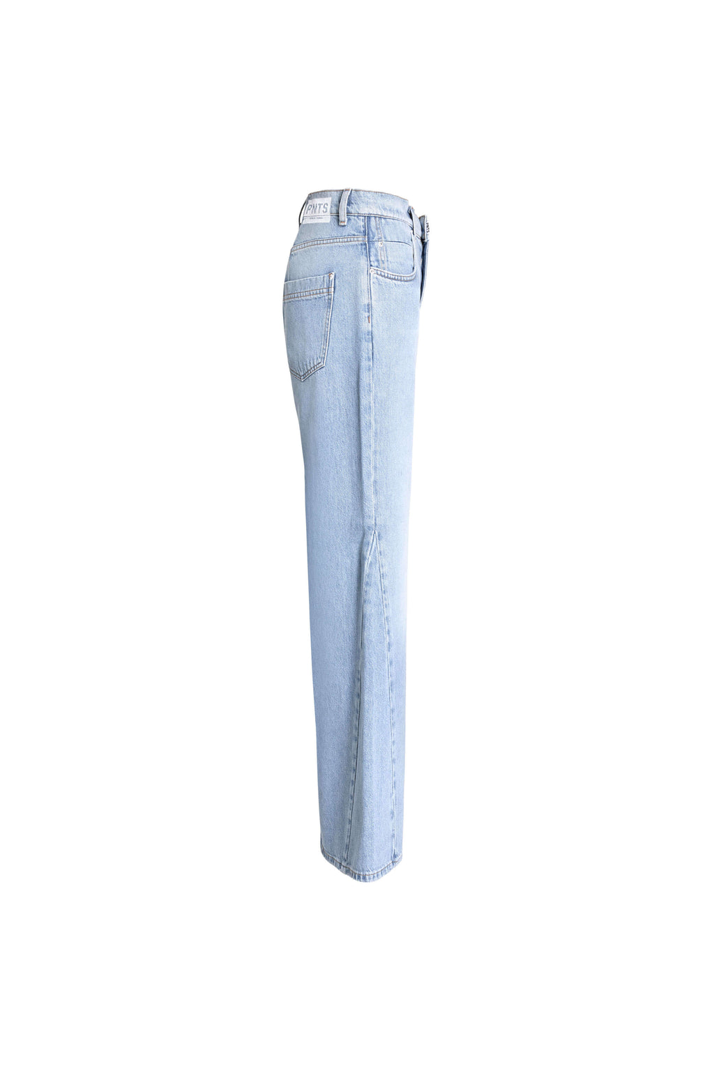 Seitenansicht einer hellblauen Wide-Leg-Jeans mit weißem Label-Patch am Bund.