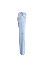 Seitenansicht einer hellblauen Wide-Leg-Jeans mit weißem Label-Patch am Bund.