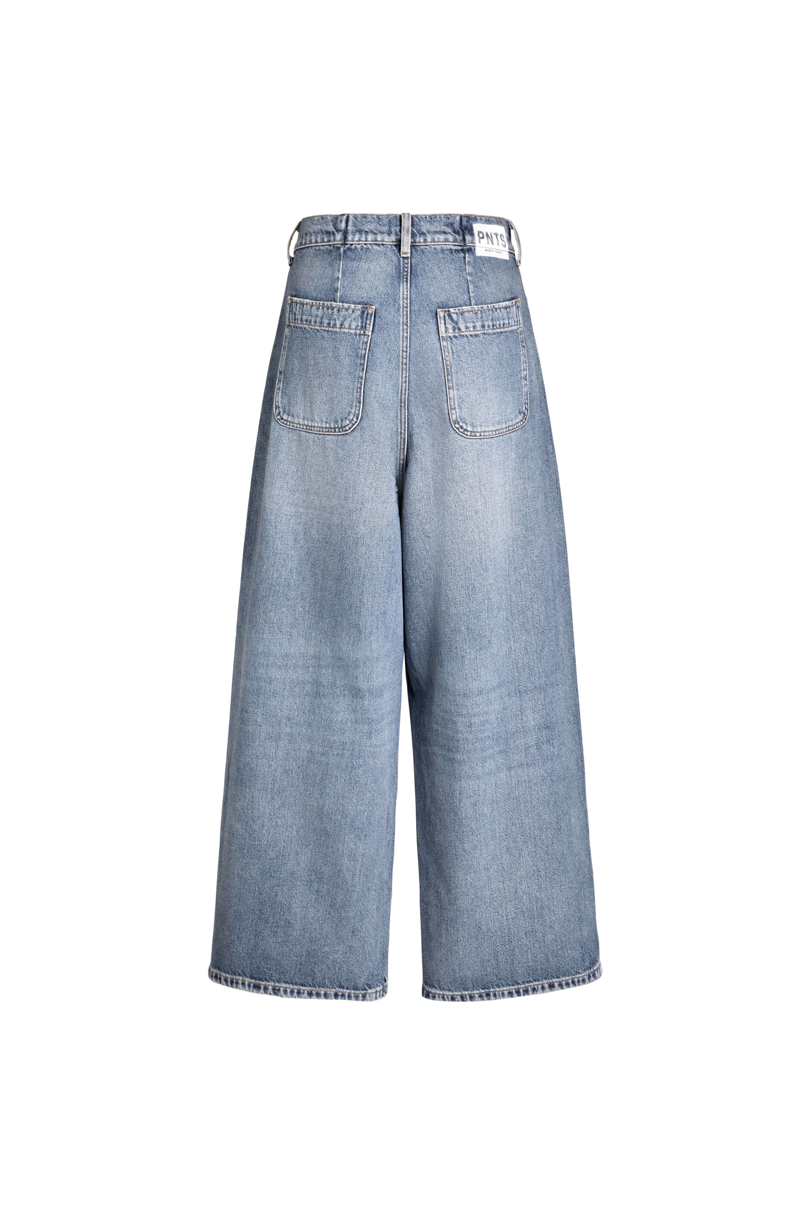 Rückansicht einer weit geschnittenen Jeans in hellblauer Waschung mit weißem Label-Patch.