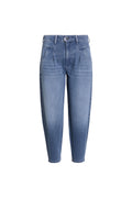 Blaue Balloon-Fit Jeans in der Frontansicht mit markanten Bundfalten und seitlichen Eingrifftaschen.