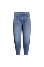 Blaue Balloon-Fit Jeans in der Frontansicht mit markanten Bundfalten und seitlichen Eingrifftaschen.