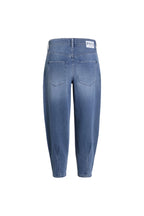 Blaue Balloon-Fit Jeans in der Rückansicht mit zwei Gesäßtaschen, Logo-Patch am Bund und markanten Falten am Beinsaum.