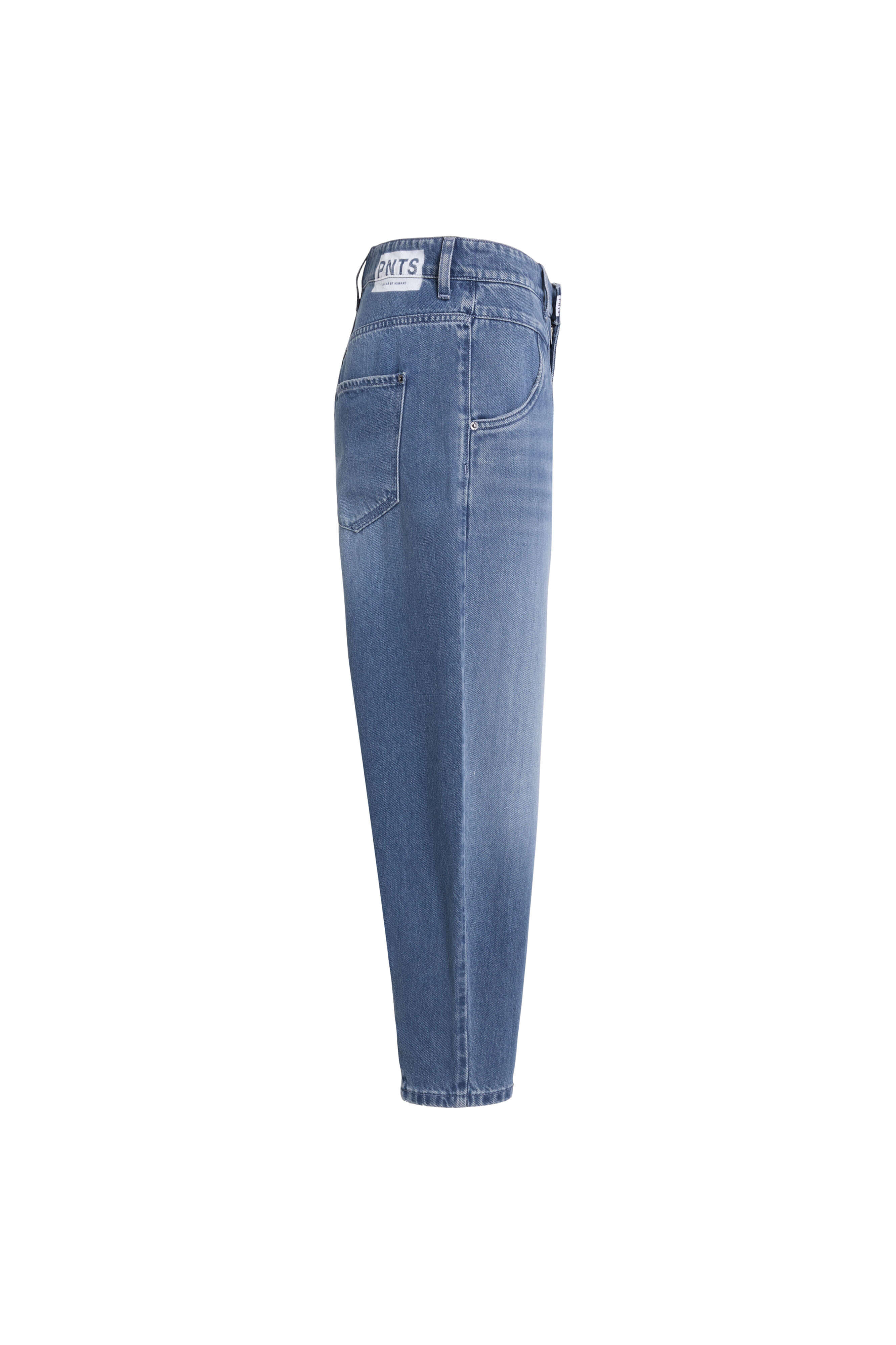 Blaue Balloon-Fit Jeans in der Seitenansicht mit Logo-Patch am Bund und seitlichen Eingrifftaschen.